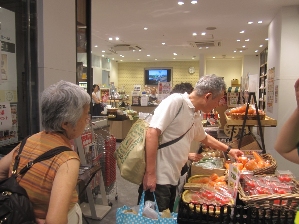 野菜100円均一祭の様子